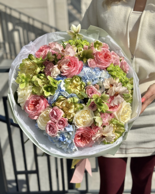 Букет из роз, гортензии и хелеборуса.