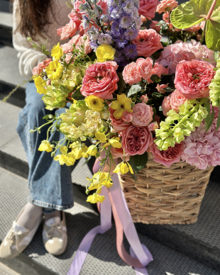 Корзина с цветами "Яркое воспоминание"