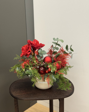 Новогодняя композиция в бежевом кашпо