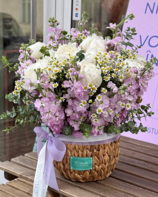 Корзина с пионами и маттиолой