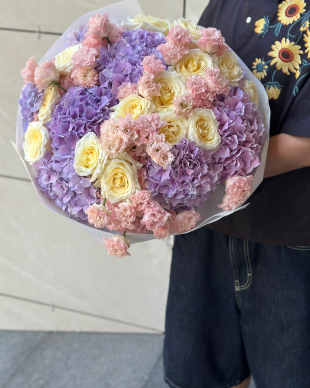 "Summer Dream" Luxury Bouquet with Roses and Hydrangeas
