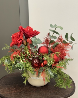 Новогодняя композиция в бежевом кашпо