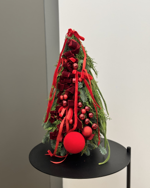 Рождественская елка с красными бархатными игрушками