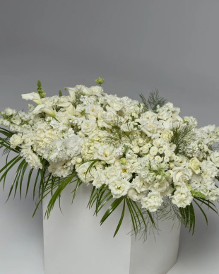 Траурные цветы на деревянном штативе