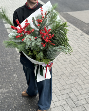 Зимняя охапка с елкой и илексом