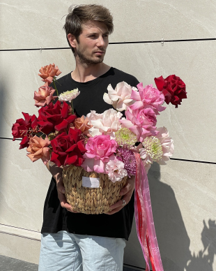 Basket with flowers "Hugging the fall"