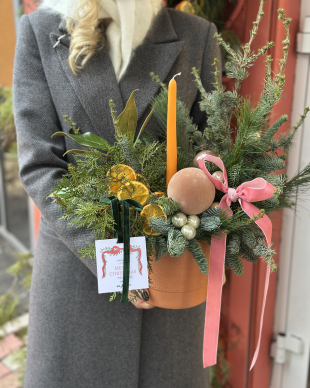 Зимняя композиция в глиняном кашпо