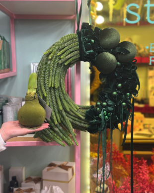 New Year's wreath in emerald colors