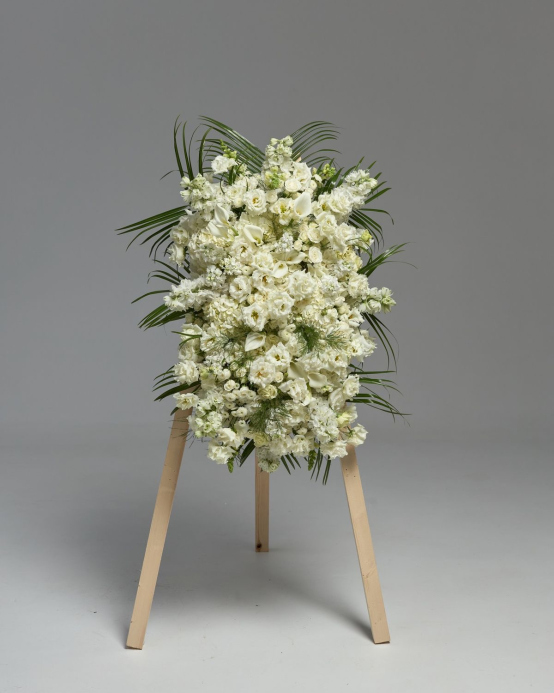 Flori de doliu pe un suport din lemn