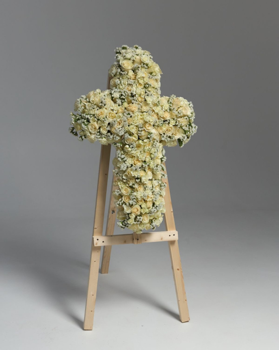 Aranjamente florale funerare. Cruce din flori