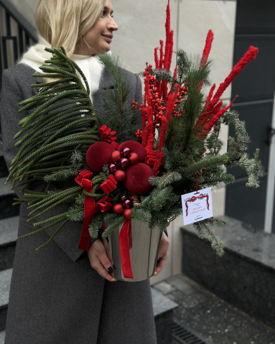 Winter composition in a metal planter