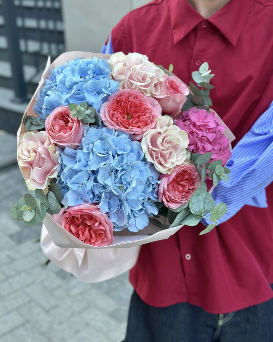 Bouquet of hydrangeas and roses
