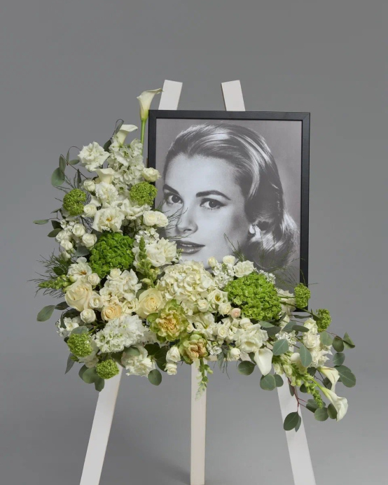  Comandați online un aranjament funerar pe suport