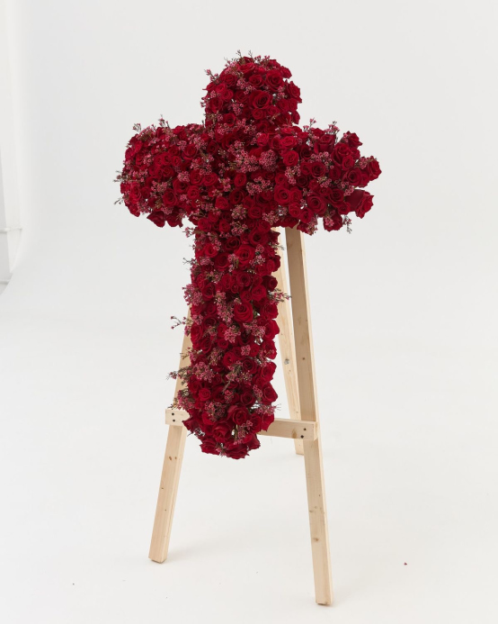 Aranjamente florale funerare. Cruce din flori rosii