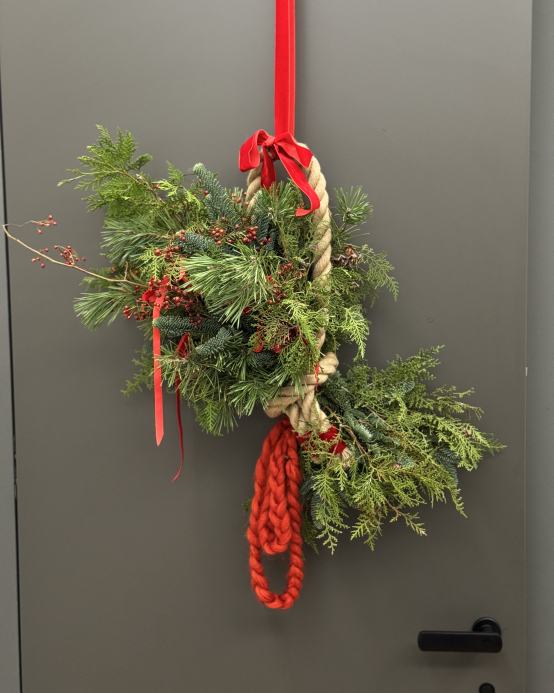 Рождественский венок на дверь "Петелька"