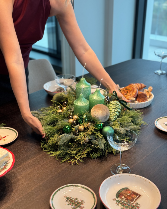 Christmas table arrangement, in green