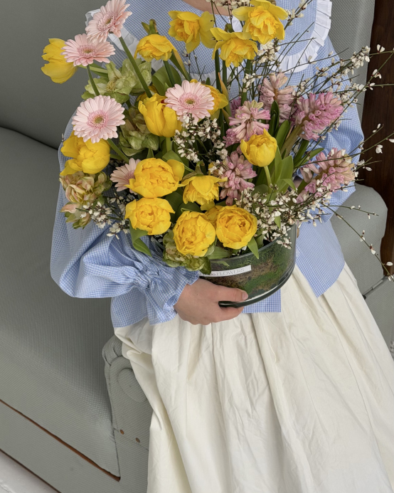 Glass bowl with flowers