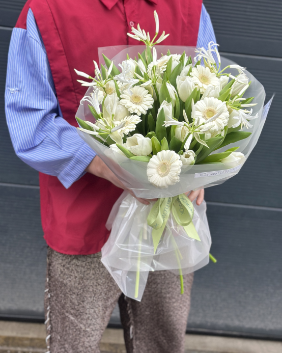 Buchet cu lalele albe și gerbera