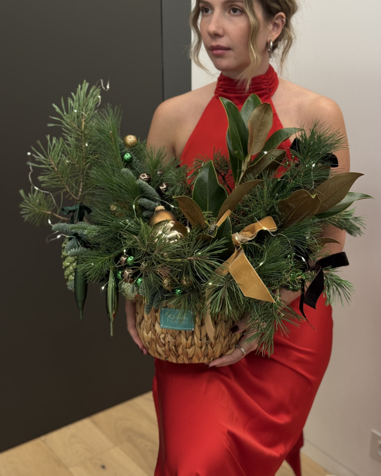 Рождественская композиция в корзине в зеленом цвете