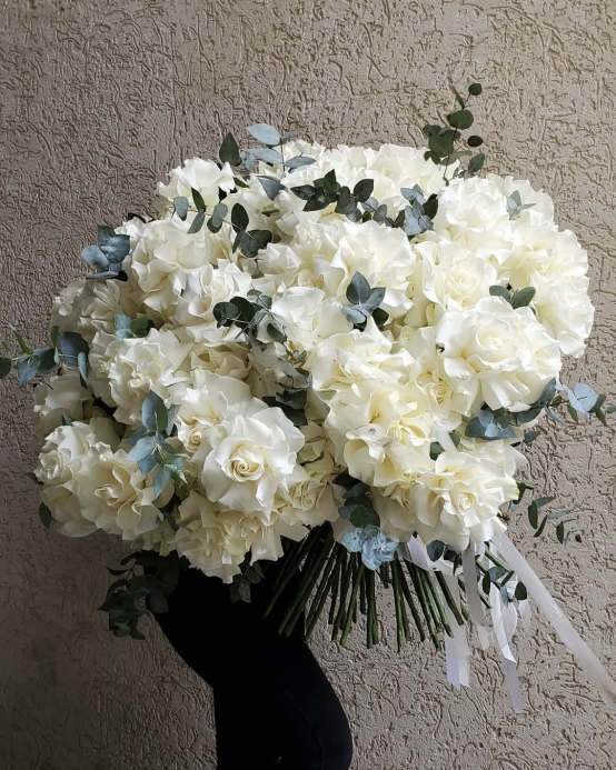 Букет из 71 белой розы