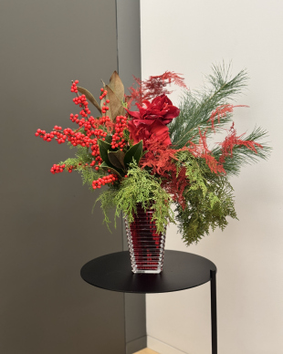 Стеклянная красная ваза