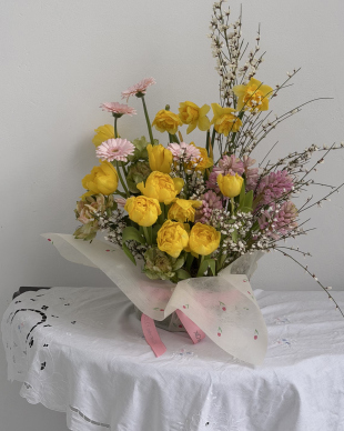 Glass bowl with flowers