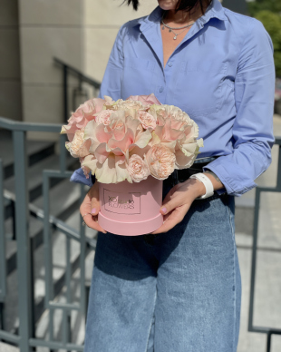 Box with flowers "Delicate blush"