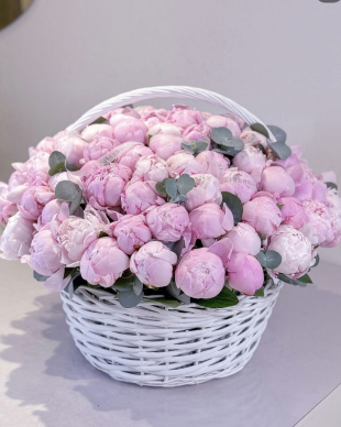 Корзина с розовыми пионами