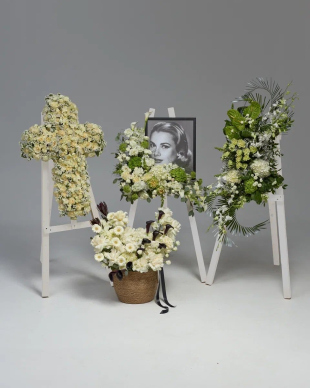 Траурная композиция на штативе