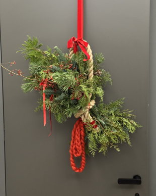 Рождественский венок на дверь "Петелька"