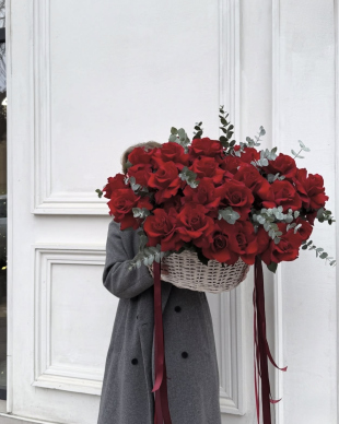 Coș cu trandafir francez roșu și eucalipt