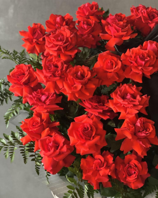 A mourning basket with red roses.