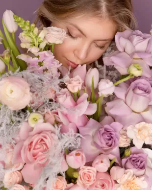 Velvet box with delicate flowers