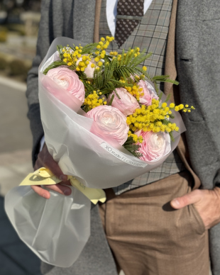 Buchet "Ranunculs si mimosa"