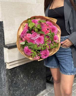 Un buchet de dalii de culoarea zmeurii
