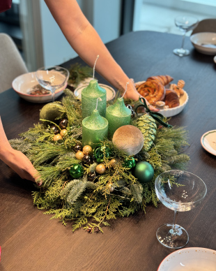 Christmas table arrangement, in green