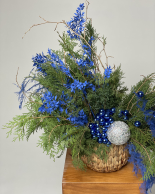Compoziție de Crăciun într-un coș în culoare albastră