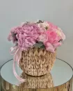 Coș cu flori delicate