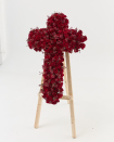 Aranjamente florale funerare. Cruce din flori rosii