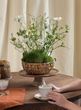 Un buchet de flori la cafeaua de dimineață: când ziua începe frumos