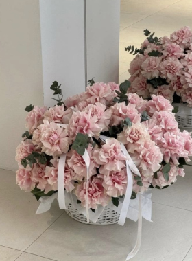 Summer Flowers in Baskets and Boxes: What to Choose for Special Occasions