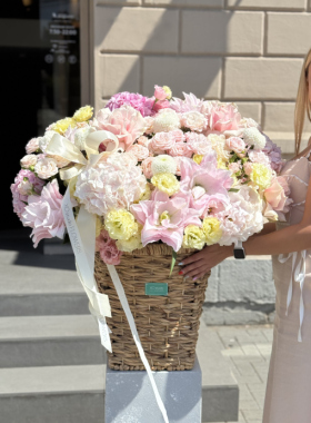 Crinul și Amaryllis: flori regale pentru buchete spectaculoase