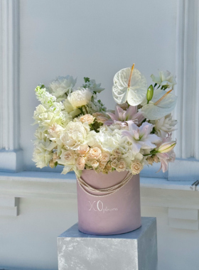 Crinul și Amaryllis: flori regale pentru buchete spectaculoase