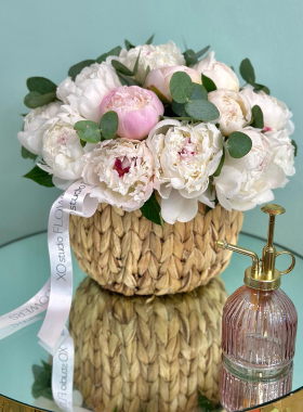 Delightful retro in baskets of flowers