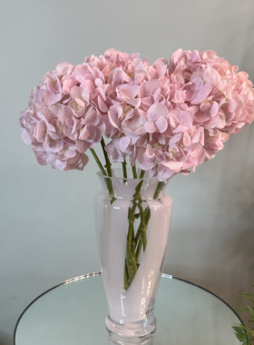 Vases and accessories: the art of complementing
