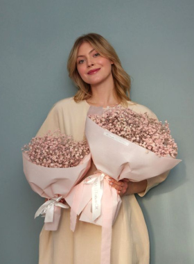 A Bouquet of Flowers for March 8: for whom, why, where