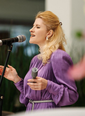 XOstudio FLOWERS a creat o grădină de primăvară în spațiul Land Rover din Chișinău