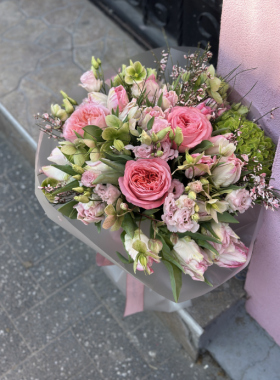 Un buchet de flori la cafeaua de dimineață: când ziua începe frumos