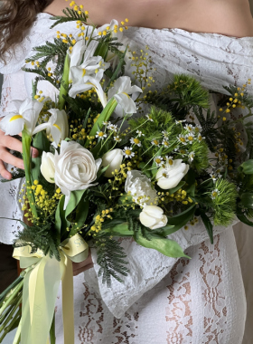 A Bouquet of Flowers for March 8: for whom, why, where