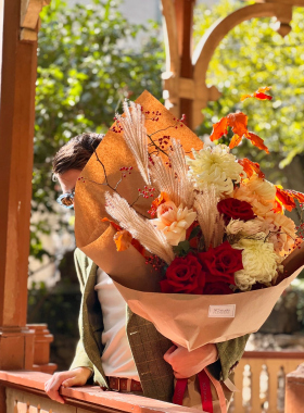 Colors of autumn in flower compositions and bouquets